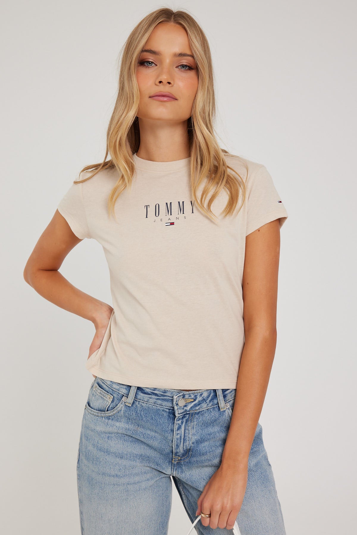 Tommy Jeans BABY ESSENTIAL TEE CLASSIC 2 – BEIGE Universal Store LOGO