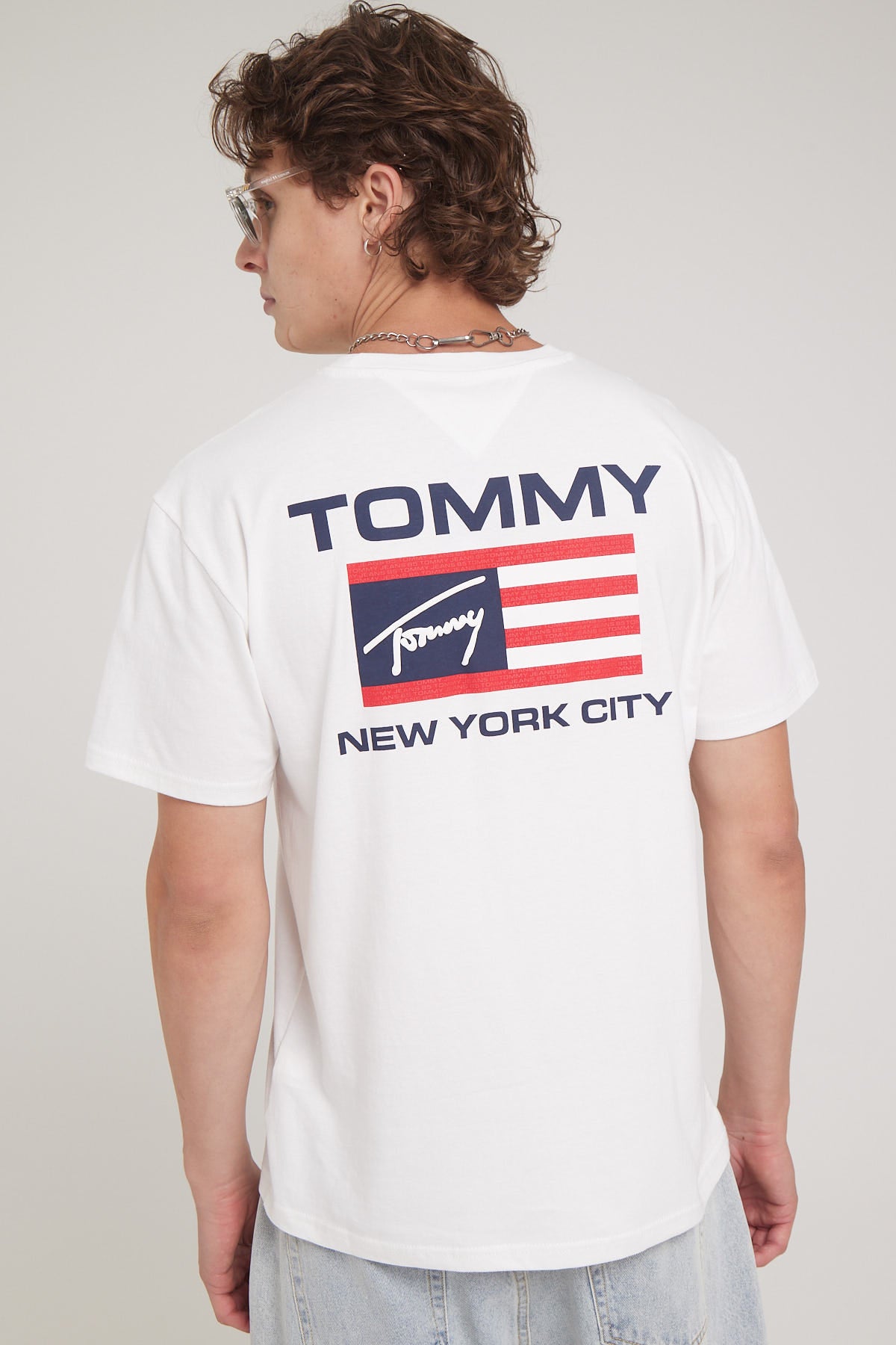 Tee White – Universal Tommy Flag TJM CLSC Store Athletic Jeans