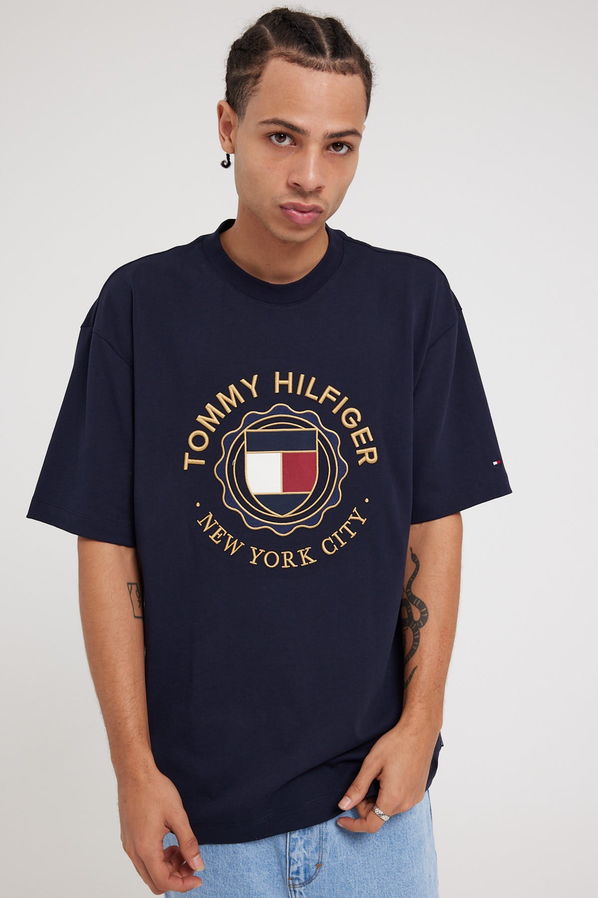Tommy Jeans IM Icon Roundall Gold Embro Tee Desert Sky