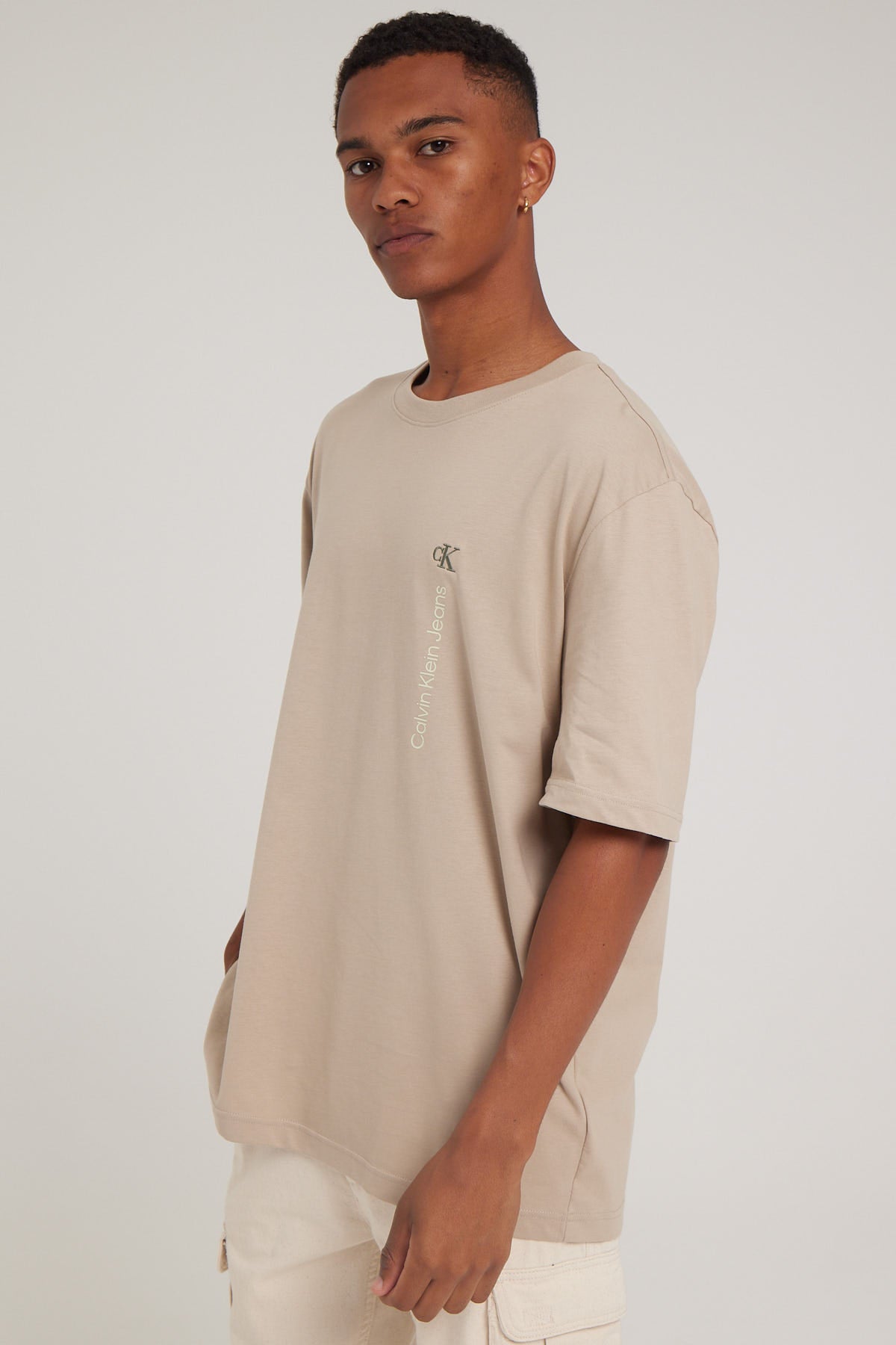 Calvin Klein Vertical Institutional Tee Plaza Taupe