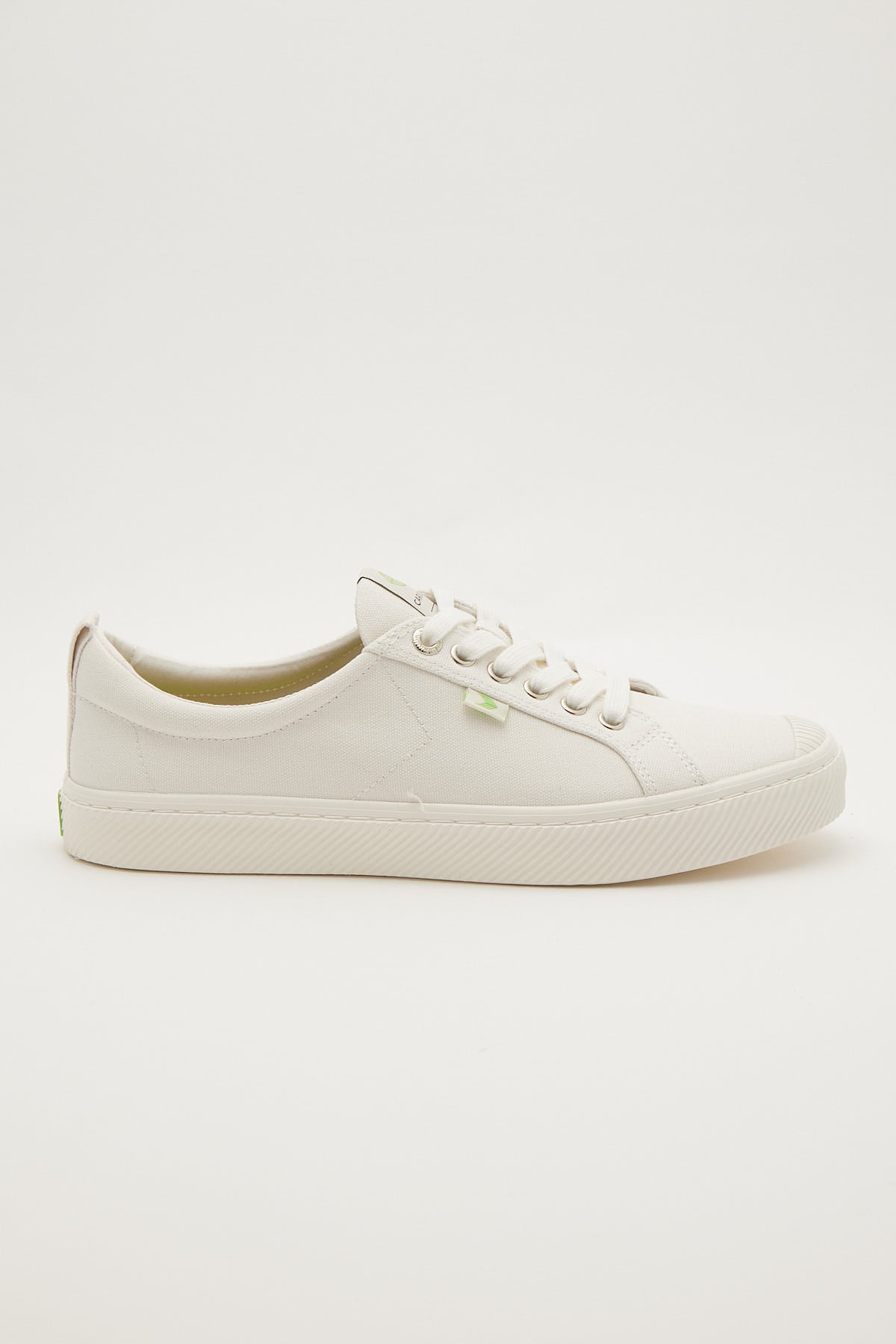 Cariuma Oca Low Canvas Sneaker Off-White – Universal Store