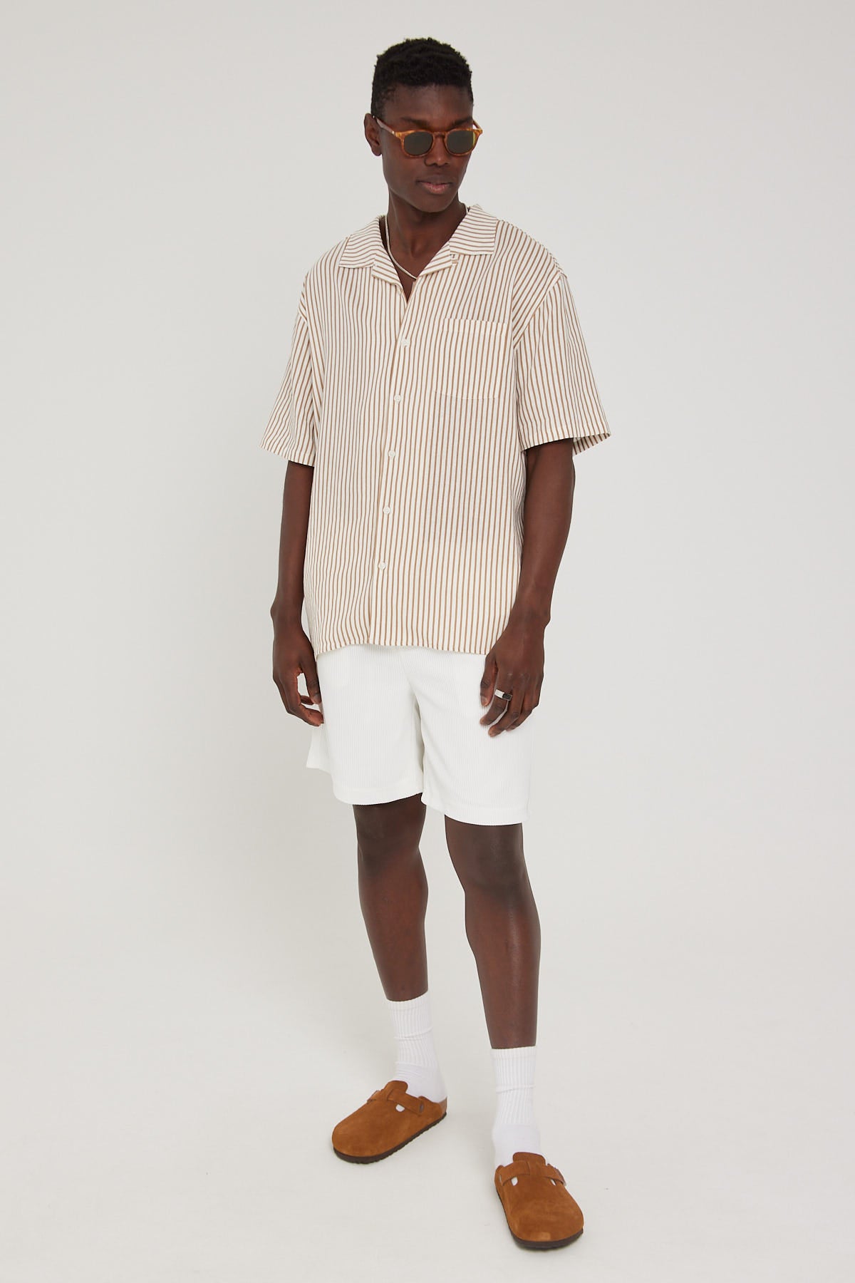 Common Need Relaxed Pleated Short White