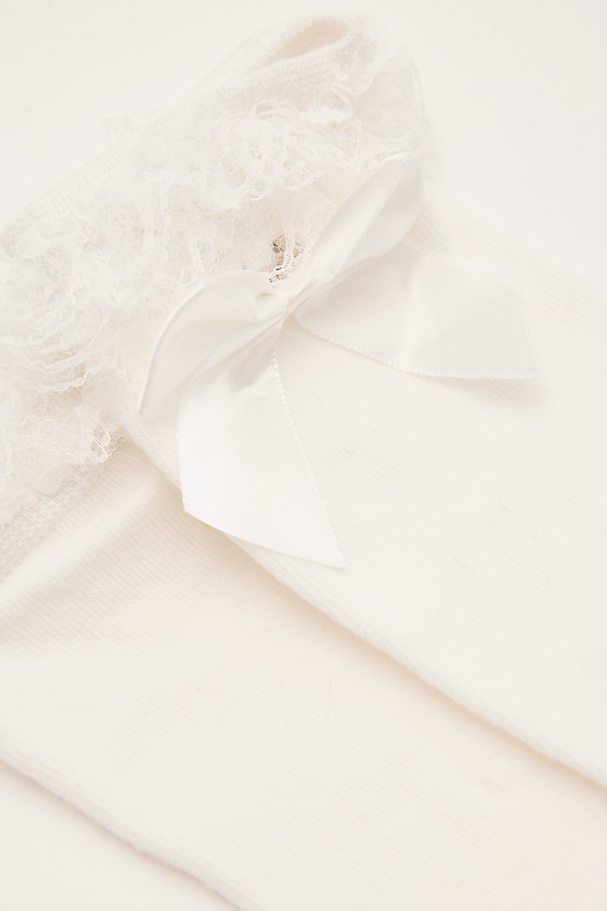 Token Long Lace Frill Bow Sock White