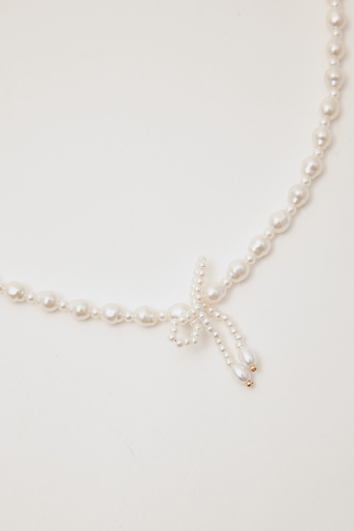 Token Pearl Bow Necklace White