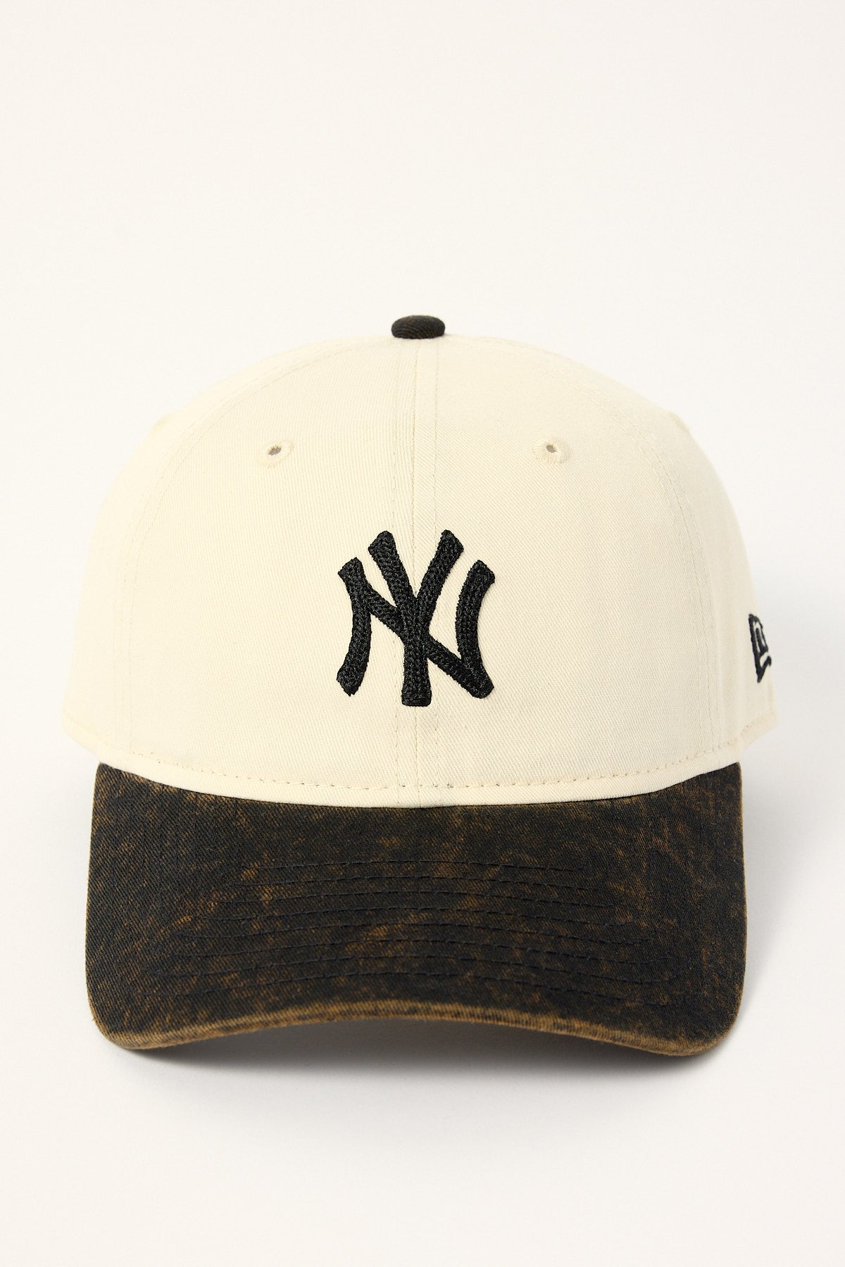 New Era 2-Tone Snow Wash 9Twenty New York Yankees Cap Black/Black Embroidery