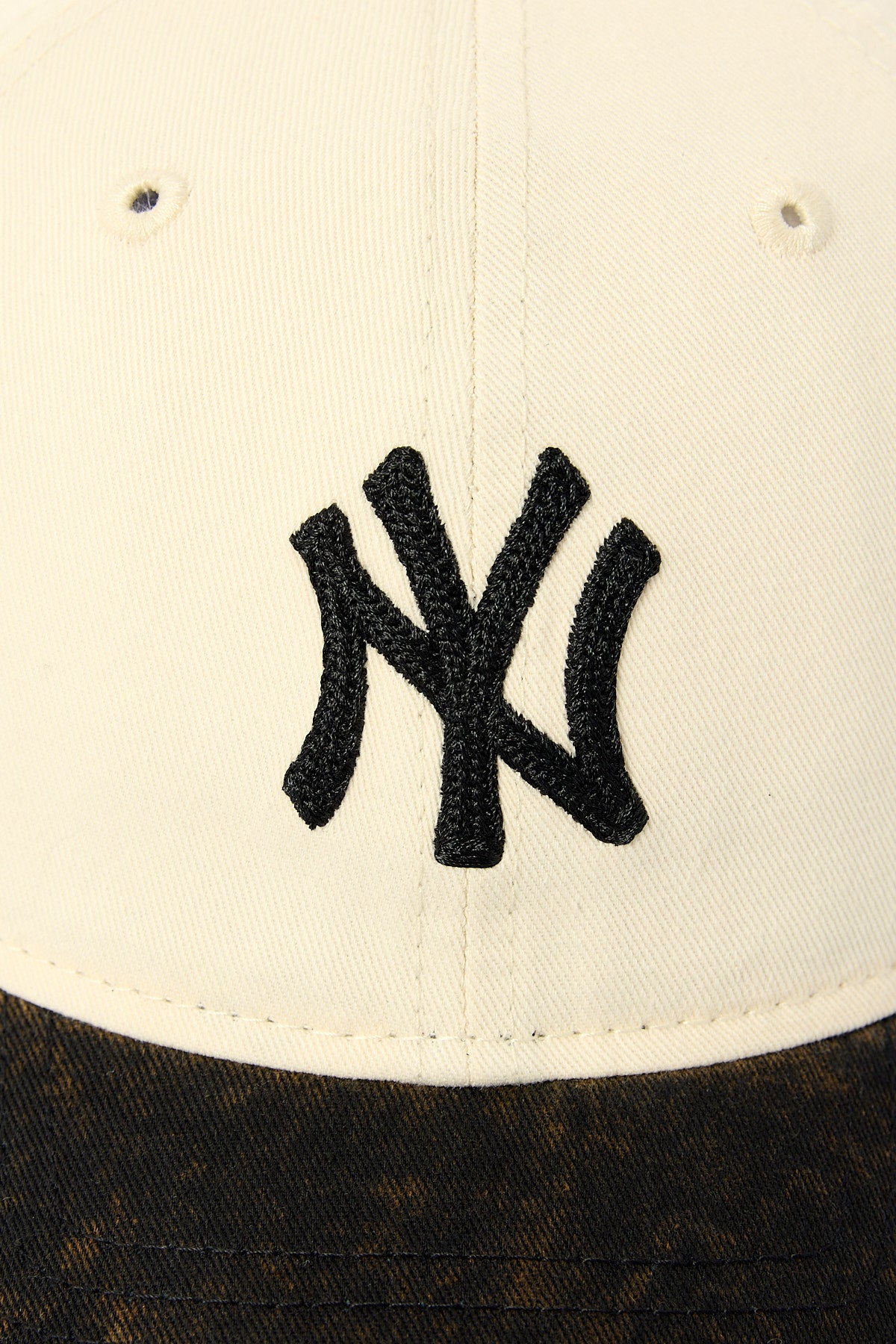 New Era 2-Tone Snow Wash 9Twenty New York Yankees Cap Black/Black Embroidery