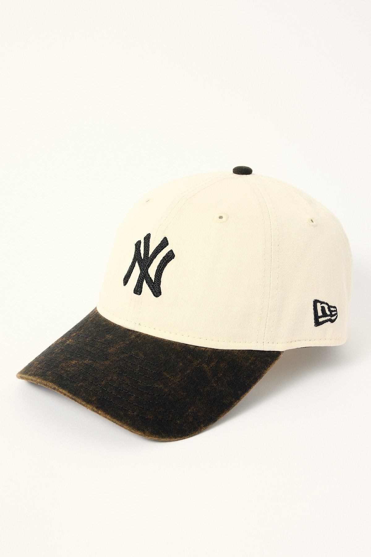 New Era 2-Tone Snow Wash 9Twenty New York Yankees Cap Black/Black Embroidery