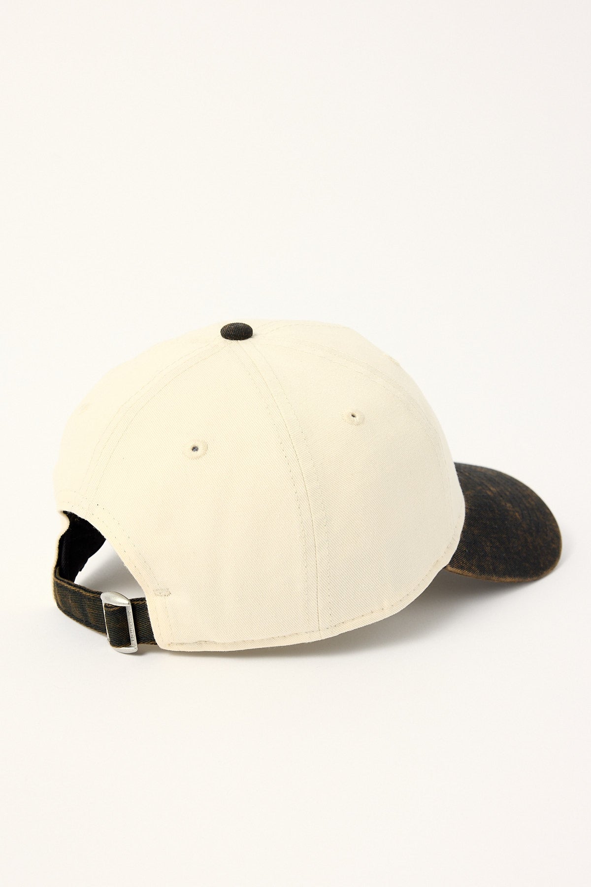 New Era 2-Tone Snow Wash 9Twenty New York Yankees Cap Black/Black Embroidery