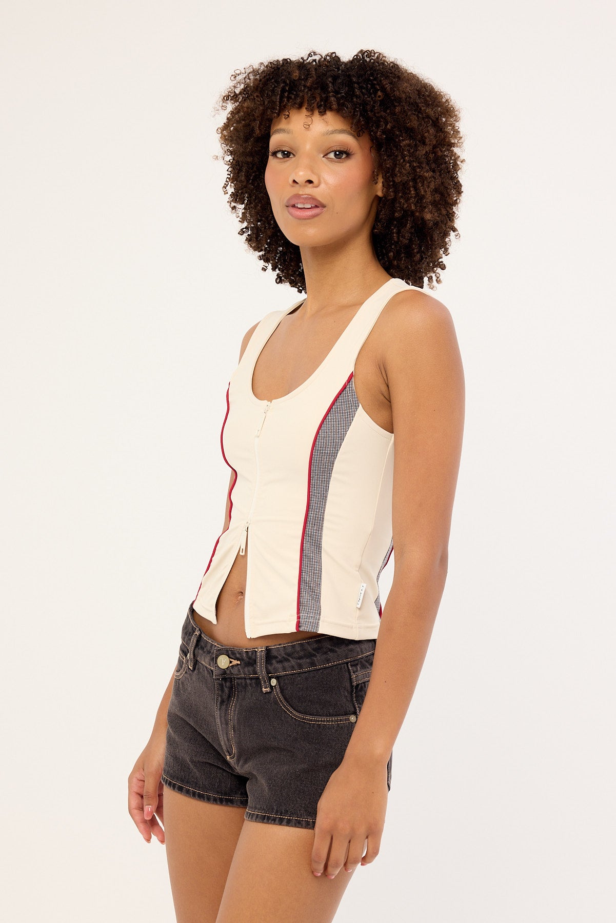 Abrand 99 Short Cara