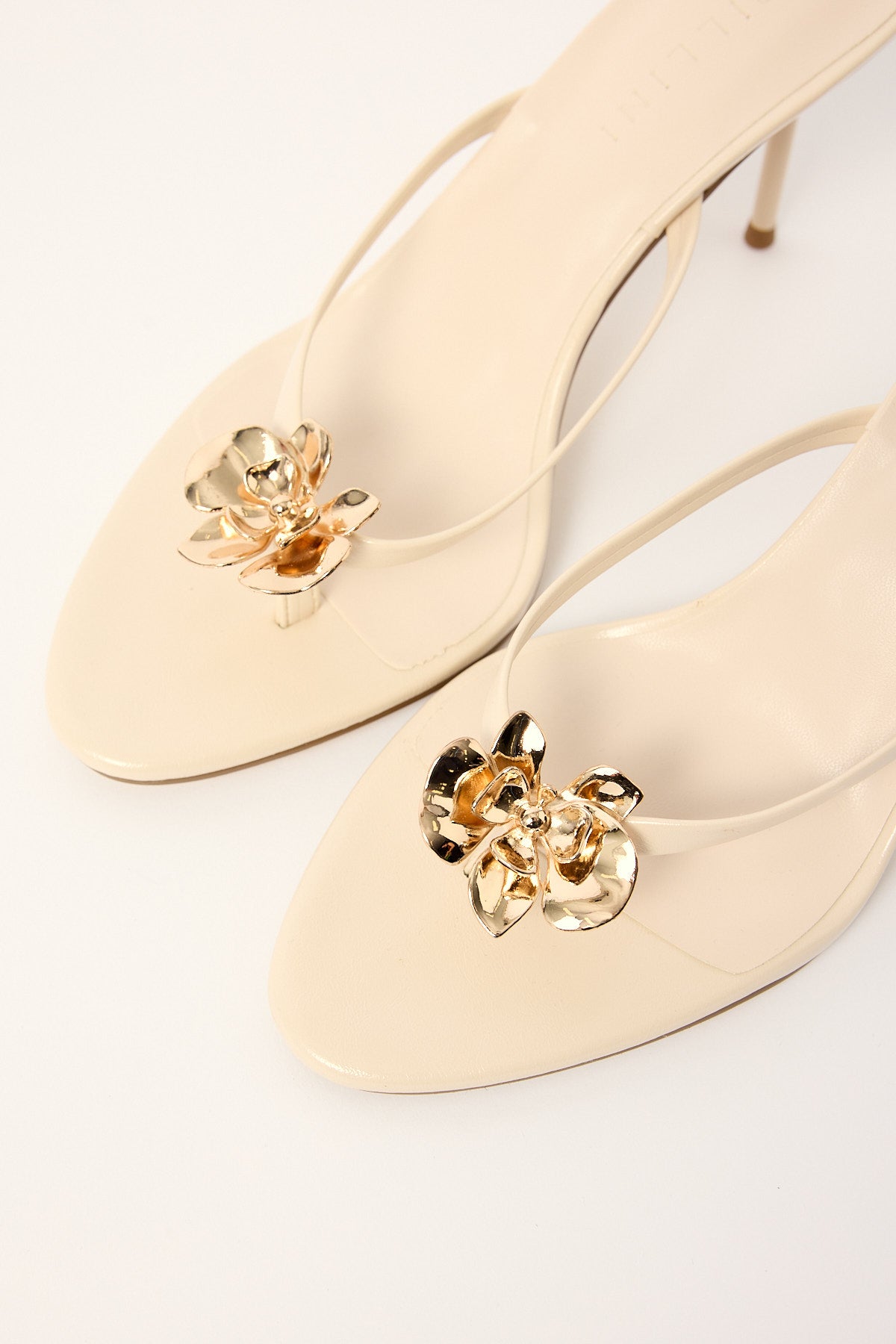 Billini Dalella Thong Heel Pearl Shine