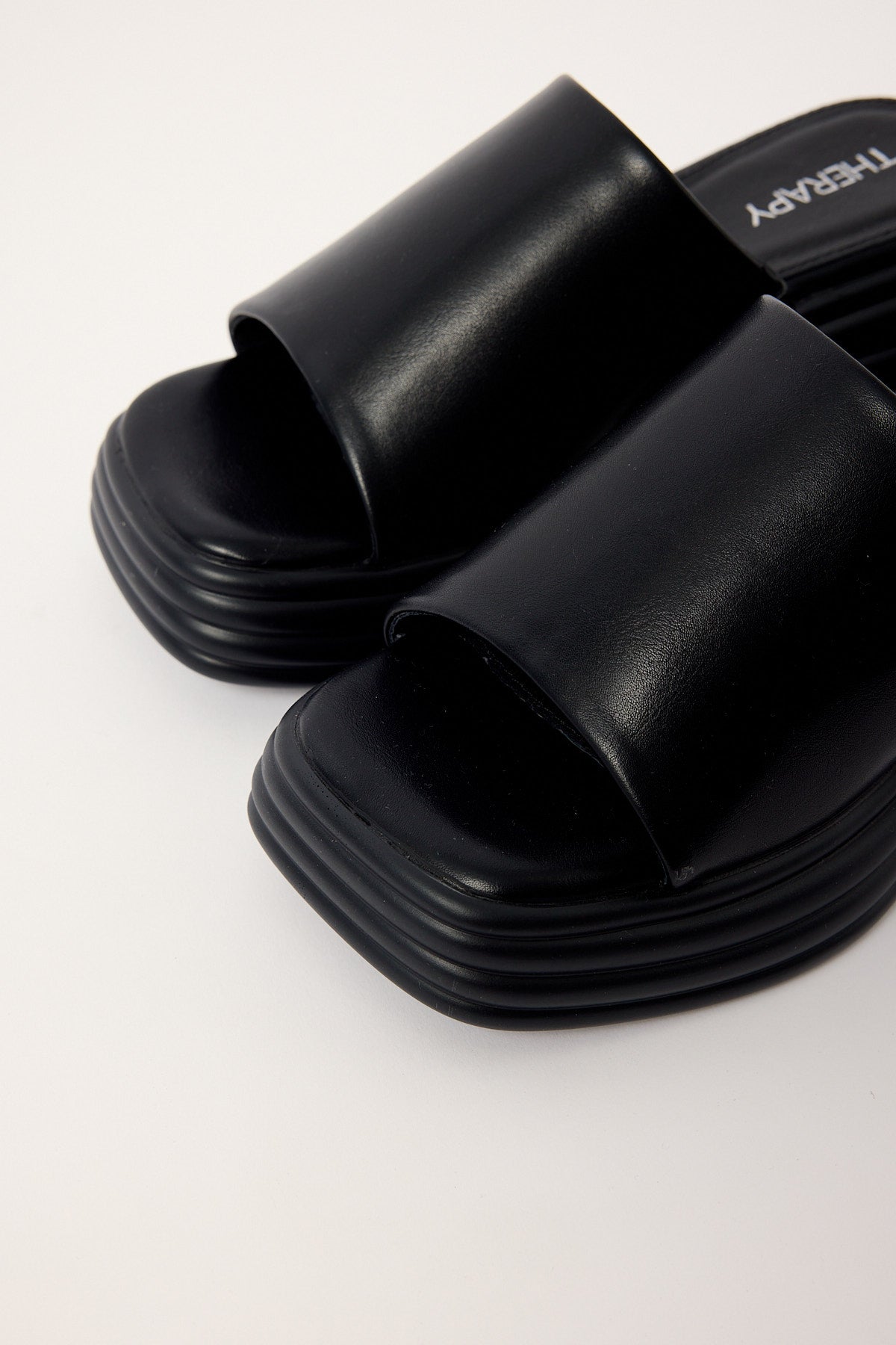 Therapy Flaunt Wedge Black