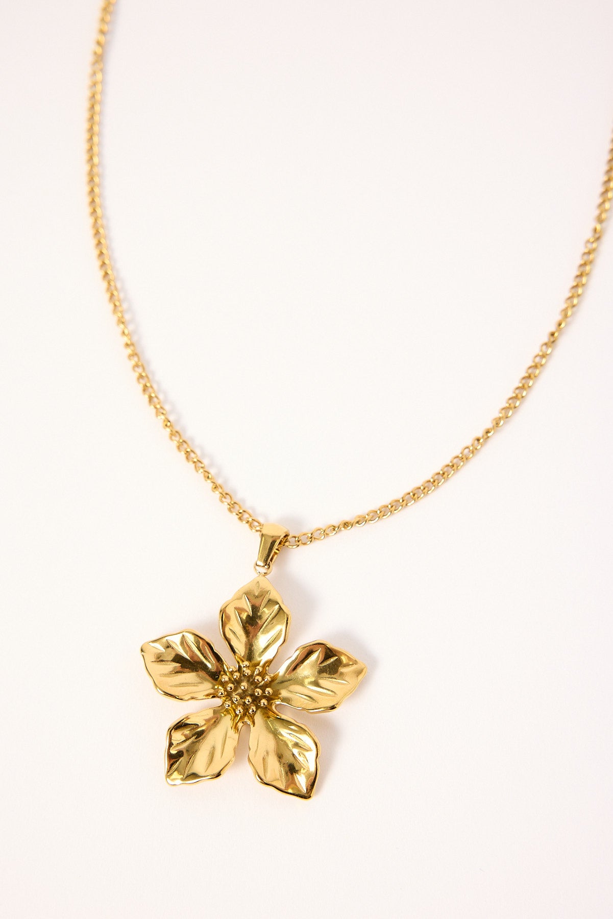 Token Astrid Flower Pendant Necklace Gold
